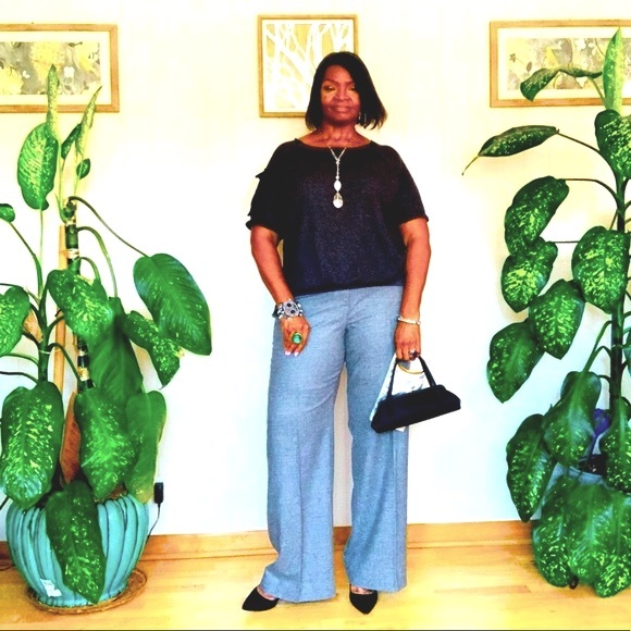 ✨ IMAN✨ Metallic Silver Mini Clutch W/Gold Hardware & Logo Medallion - Picture 8 of 10